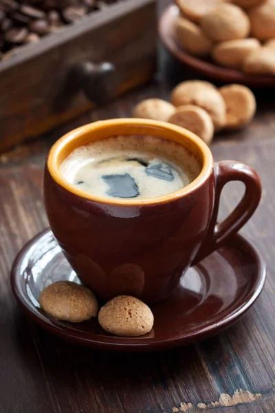 Amandelkoekjes Een Kopje Aromatische Koffie Houten Tafel — Stockfoto