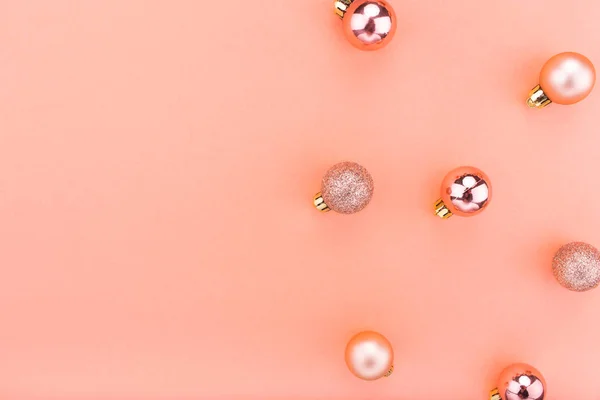 Bellissime decorazioni natalizie in contemporanei colori arancio di tendenza su sfondo corallo . — Foto Stock
