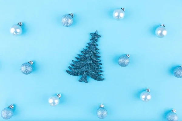 Hermoso árbol de Navidad brillante con decoraciones azules de Navidad sobre un fondo azul . — Foto de Stock