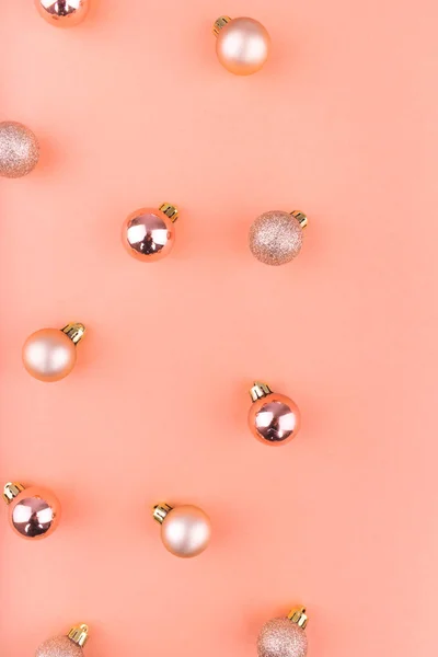 Belos Natal decorações de férias na moda contemporânea cores laranja no fundo de coral . — Fotografia de Stock
