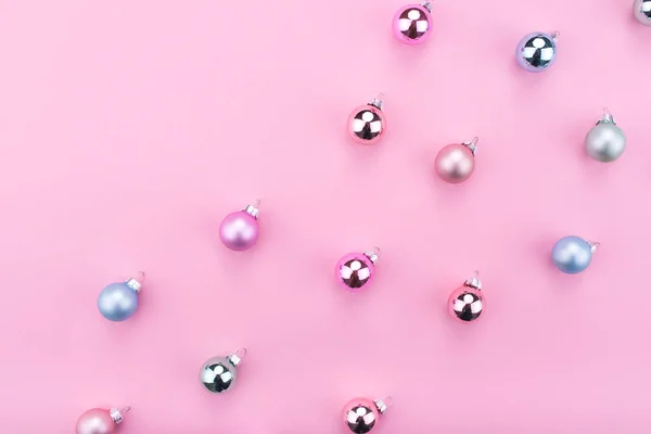 Elegante Natal bugigangas decoração no fundo rosa . — Fotografia de Stock