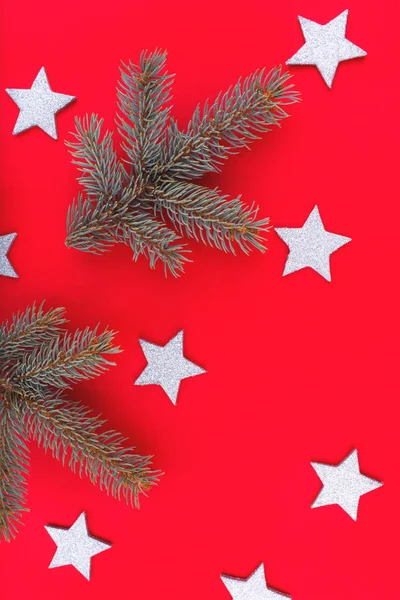 Año nuevo chino. Fondo de Navidad con ramas de árbol de hoja perenne y estrellas de plata sobre fondo rojo . — Foto de Stock