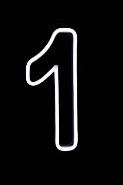 İzole edilmiş siyah arkaplanda bir numaralı beyaz neon ışığı. 