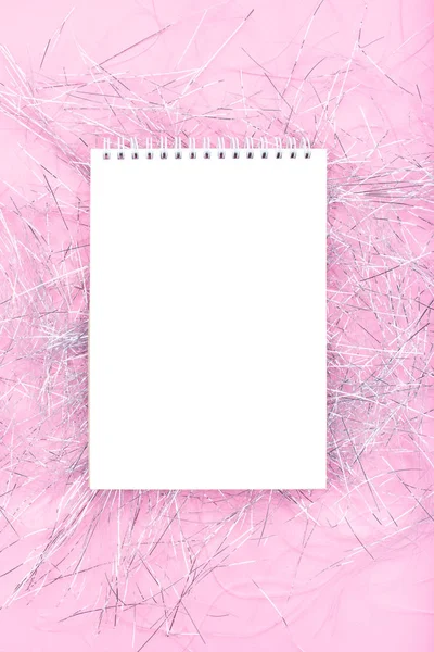 シルバーはピンクの背景にノートと装飾を輝きます. — ストック写真