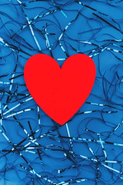 古典的な青の背景に赤いハート。フィルムブルーの背景。バレンタインデー. — ストック写真