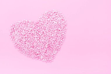 Pembe arka plan. Pembe arka plan üzerinde pembe kalpler. Kalpler serpilir. 