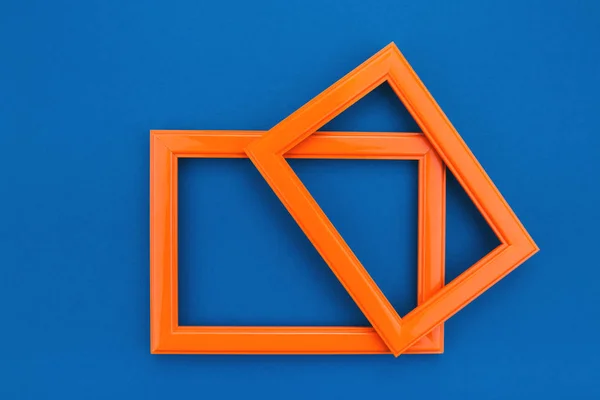 Pusta pomarańczowa ramka na klasycznym niebieskim tle. Modna kartka okolicznościowa. — Zdjęcie stockowe