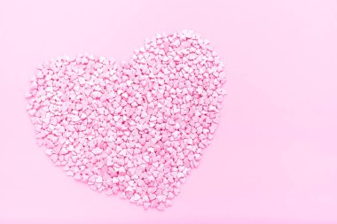Pembe arka plan. Pembe arka plan üzerinde pembe kalpler. Kalpler serpilir. 