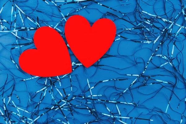 古典的な青の背景に赤の心をぼやけている。フィルムブルーの背景。バレンタインデー. — ストック写真