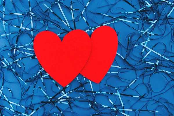 古典的な青の背景に赤い心。フィルムブルーの背景。バレンタインデー. — ストック写真