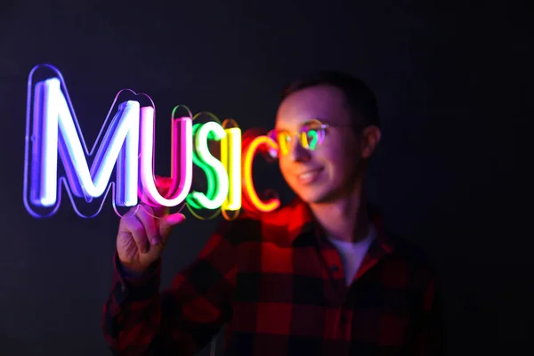 Hipster frumos om cu semne de neon. Muzica semnelor de neon multicolore . — Fotografie, imagine de stoc