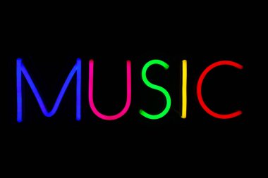 İzole edilmiş siyah arkaplanda çok renkli müzik işareti. 