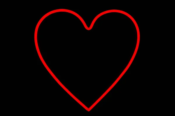День Святого Валентина. Красное сердце в одном неоновом знаке на изолированном черном фоне . — стоковое фото