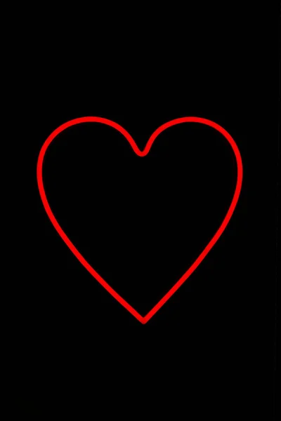 Walentynki. Czerwone serce w jednym neon znak na odizolowanym czarnym tle. — Zdjęcie stockowe