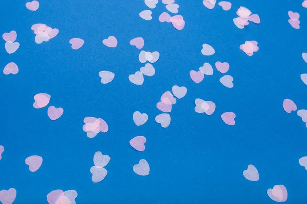 Confetti Corazones Sobre Fondo Azul Colocación Plana Espacio Para Copiar — Foto de Stock