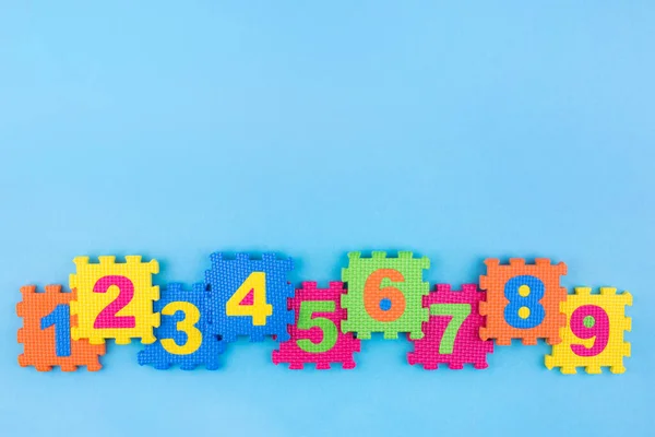 Coloridos Niños Números Juguetes Sobre Fondo Azul Lugar Para Diseño — Foto de Stock