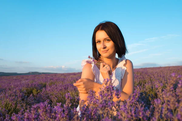 Hermosa Chica Campo Lavanda Atardecer Provenza Francia — Foto de Stock