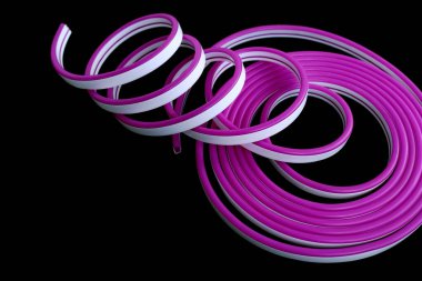 Siyah izole arkaplanda mor esnek LED neon. Düz konum, kopyalama alanı, üst görünüm. Moda neon rengi arkaplanı.