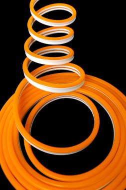 Siyah izole arkaplanda turuncu esnek LED neon. Düz konum, kopyalama alanı, üst görünüm. Moda neon rengi arkaplanı.