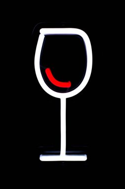İzole edilmiş siyah arka planda kırmızı şarap neon işareti olan beyaz cam. Neon konsepti. Modern tarz. Neon işareti. Düz konum, boşluk kopyala, üst görünüm.