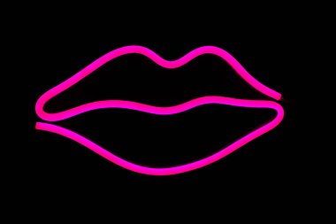 İzole edilmiş siyah arkaplanda pembe dudaklı neon işareti. Neon konsepti. Modern tarz. Neon işareti. Düz konum, boşluk kopyala, üst görünüm.