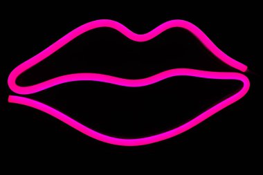 İzole edilmiş siyah arkaplanda pembe dudaklı neon işareti. Neon konsepti. Modern tarz. Neon işareti. Düz konum, boşluk kopyala, üst görünüm.