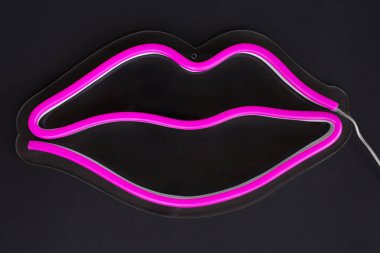 Siyah arkaplanda pembe dudak işareti var. Neon konsepti. Modern tarz. Neon işareti. Düz konum, boşluk kopyala, üst görünüm.