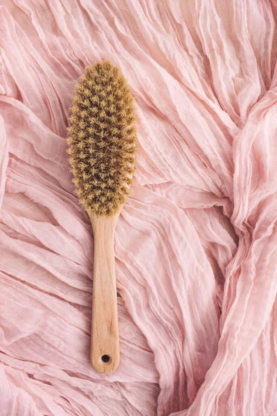 粉红背景的木制刷子 用于干按摩 Wabi Sabi的美学 天然物质 复制空间 顶部视图 概念护肤有机木制身体皮肤按摩刷 — 图库照片