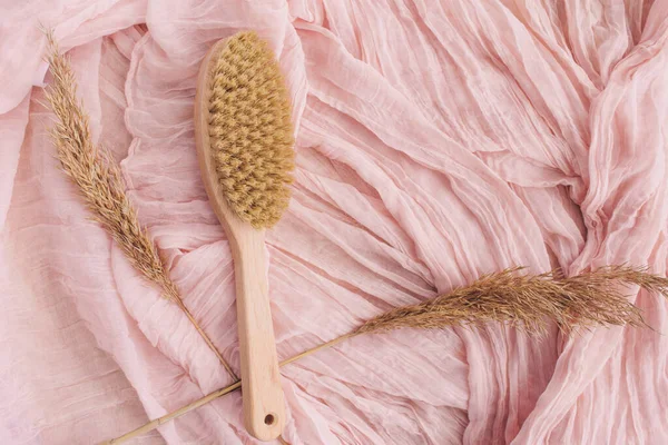 Cepillo Madera Con Césped Natural Seco Sobre Fondo Rosa Para — Foto de Stock