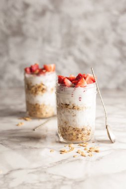 Kahvaltı granola yoğurt kavanozlar 