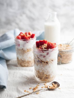 Kahvaltı granola yoğurt kavanozlar 