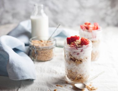 Kahvaltı granola yoğurt kavanozlar 