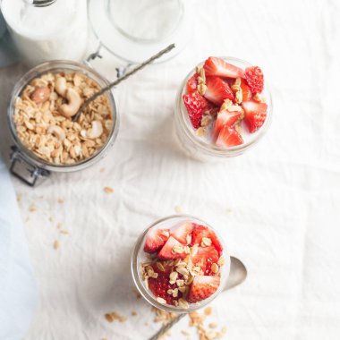 Kahvaltı granola yoğurt kavanozlar 