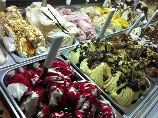 Tienda de helados artesanales. Gelato italiano hecho en casa sobre expositor — Foto de Stock
