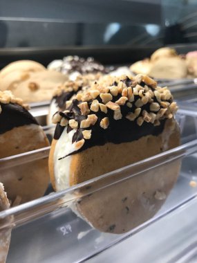 Çikolata ve vanilyalı dondurma.