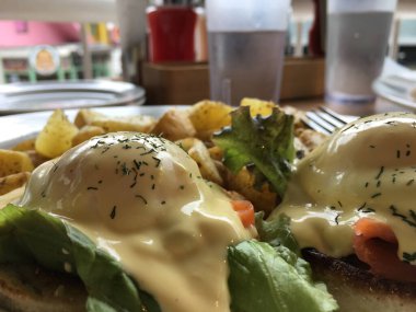 Öğle yemeği için yumurta, patates ve salata yakın.