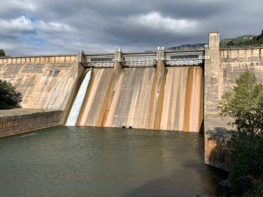 Nehirde orta büyüklükte bir baraj