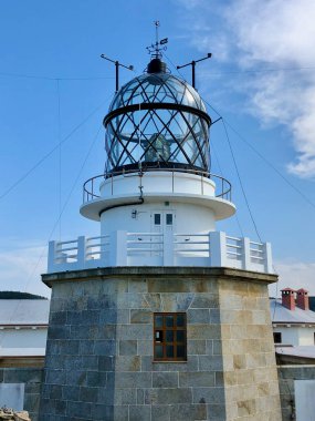 Deniz feneri mavi gökyüzü arkaplanıyla kapanıyor