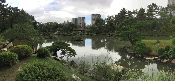 Jardín japonés con vista al lago y a la ciudad — Foto de Stock