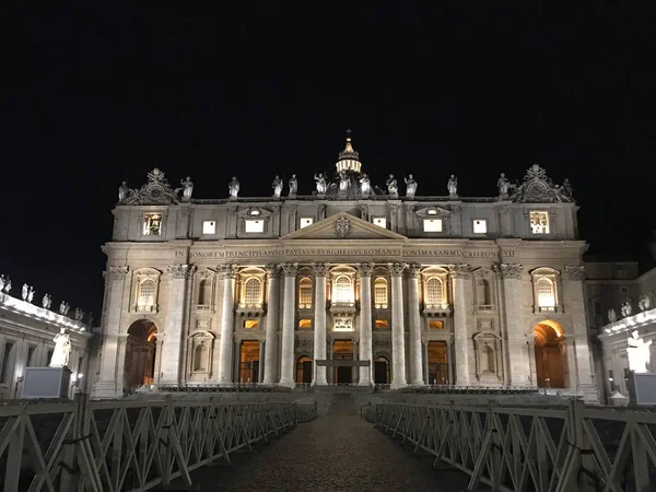 圣彼得大教堂在晚上 — 图库照片