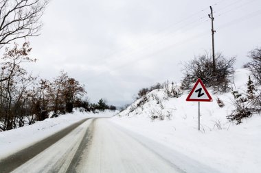 Sırbistan 'da kış yolu ve Z yol tabelası