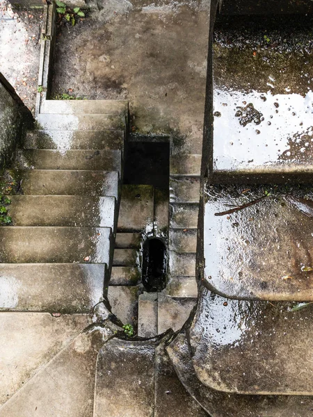 Escalera abandonada en un día lluvioso — Foto de Stock