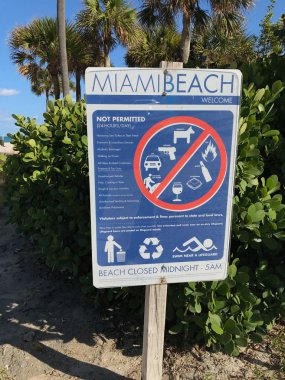 Miami Plajı Hoşgeldin tabelası. İzin verilmeyen kurallar