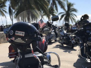 Miami Beach, Usa - 16 Kasım 2017: Salla gitsin, Harley Davidson motorcuları buluşmasında kask yapıştıralım