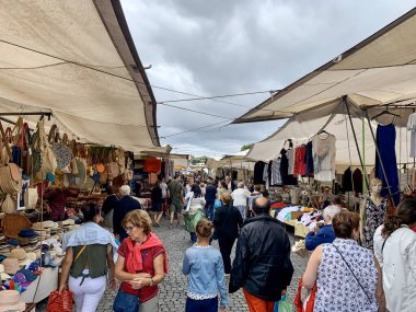 Vila Nova De Cerveira, Portekiz - 27 Haziran 2019: Portekiz 'in ünlü geleneksel sokak pazarı