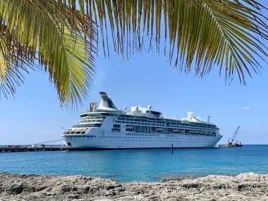 Cococay, Bahamalar - 9 Nisan 2019: Denizlerin Büyüsü Karayip gemisi yanaştı. Cococay, Bahamalar 'da Mükemmel Gün