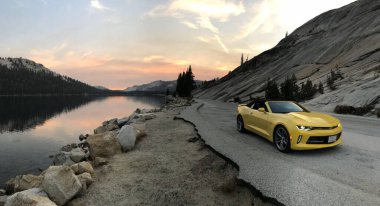 Yosemite Vadisi Ulusal Parkı, Usa. Kasım 2017: Chevrolet Camaro Günbatımında Üstü açılır