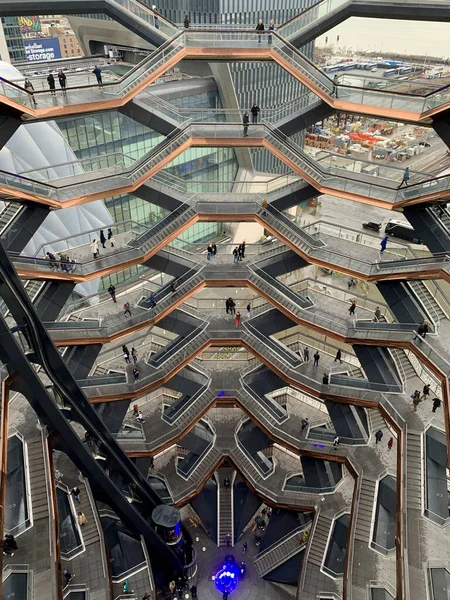 New York City, NY, EUA - 05 de abril de 2019: The Vessel, uma arte moderna, favo de mel como escadaria nos Hudson Yards — Fotografia de Stock