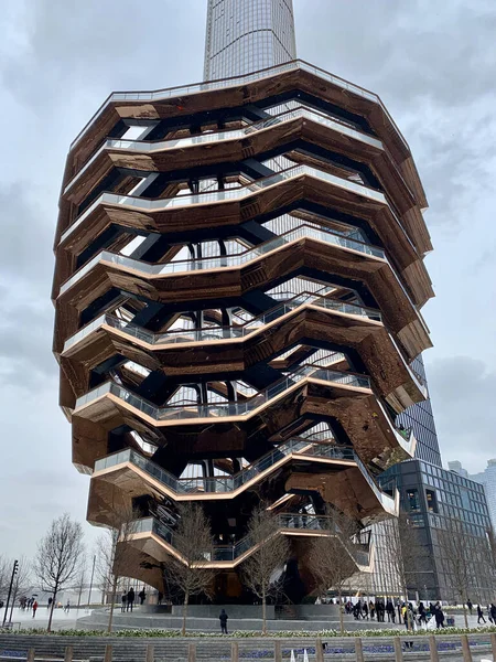 New York City, NY, EUA - 05 de abril de 2019: The Vessel, uma arte moderna, favo de mel como escadaria nos Hudson Yards — Fotografia de Stock