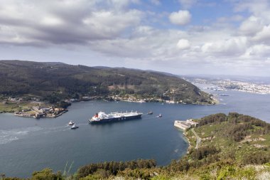 Ferrol, İspanya - Haziran 2011: Castillo de Villalba Lng Tanker Ferrol nehri boyunca yelken açtı
